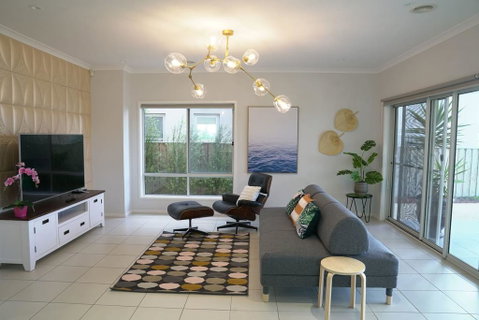 Luxury Waterfront Villa In Sanctuary Lakes - Accommodation Yamba 0