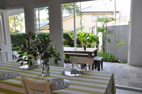 MODERN 3 BEDROOM APARTMENT IN TRADITIONAL QUEENSLANDER , PATIO, LEAFY YARD, POOL - Accommodation Yamba 1