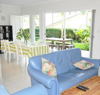 MODERN 3 BEDROOM APARTMENT IN TRADITIONAL QUEENSLANDER  PATIO LEAFY YARD POOL - Accommodation Yamba