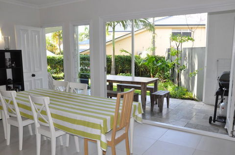 MODERN 3 BEDROOM APARTMENT IN TRADITIONAL QUEENSLANDER , PATIO, LEAFY YARD, POOL - Accommodation Yamba 2