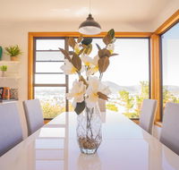 Moonah House-10 mins to CBD  MONA 4BR 2 BATH great view park 3 cars sleep 11 king bed en-suite - Accommodation Yamba