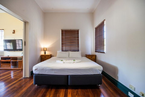 Captain Stirling Hotel - Accommodation Yamba 1