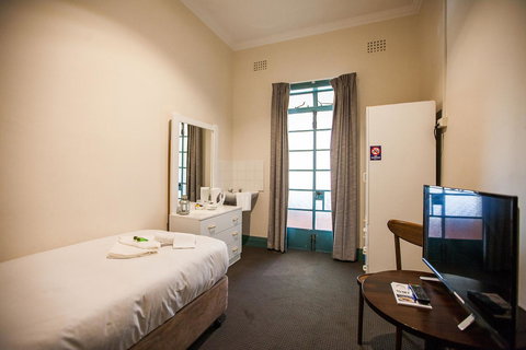 Captain Stirling Hotel - Accommodation Yamba 3