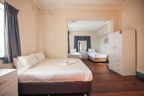 Captain Stirling Hotel - Accommodation Yamba 2