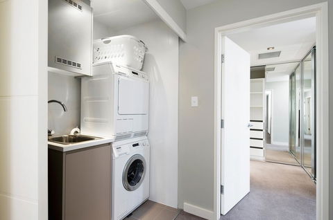 Claremont Quarter Luxury Apartment - Accommodation Yamba 13