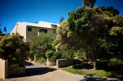 Cottesloe Artist's Beach Retreat - Accommodation Yamba 4