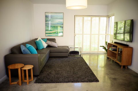 Cottesloe Artist's Beach Retreat - Accommodation Yamba 5