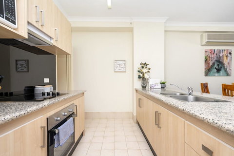 Oversized Eastend Sleeps 6 Free PARKING+POOL WIFI - Accommodation Yamba 3
