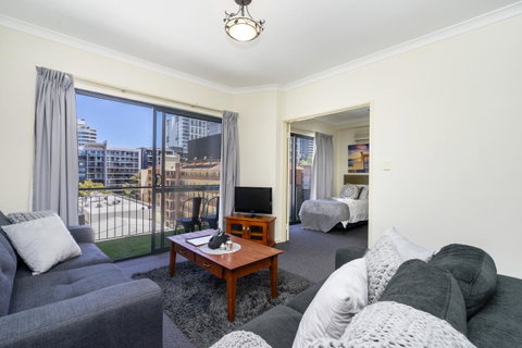 Oversized Eastend Sleeps 6 Free PARKING+POOL WIFI - Accommodation Yamba 0