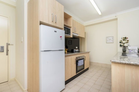 Oversized Eastend Sleeps 6 Free PARKING+POOL WIFI - Accommodation Yamba 17