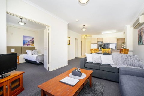 Oversized Eastend Sleeps 6 Free PARKING+POOL WIFI - Accommodation Yamba 42