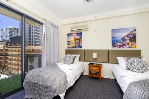 Oversized Eastend Sleeps 6 Free PARKING+POOL WIFI - Accommodation Yamba 1