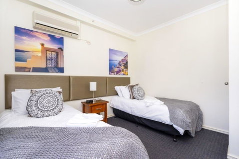Oversized Eastend Sleeps 6 Free PARKING+POOL WIFI - Accommodation Yamba 28