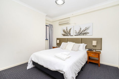 Oversized Eastend Sleeps 6 Free PARKING+POOL WIFI - Accommodation Yamba 11