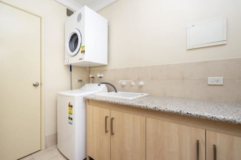 Oversized Eastend Sleeps 6 Free PARKING+POOL WIFI - Accommodation Yamba 12