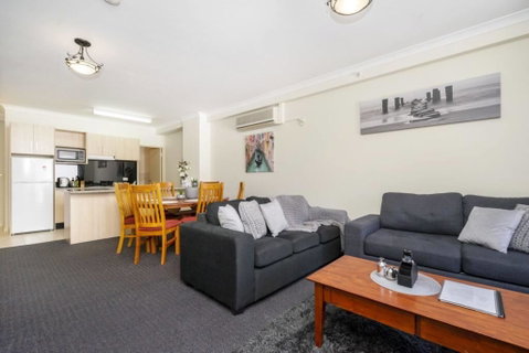 Oversized Eastend Sleeps 6 Free PARKING+POOL WIFI - Accommodation Yamba 33