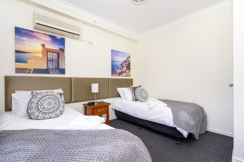 Oversized Eastend Sleeps 6 Free PARKING+POOL WIFI - Accommodation Yamba 19