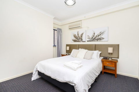 Oversized Eastend Sleeps 6 Free PARKING+POOL WIFI - Accommodation Yamba 41