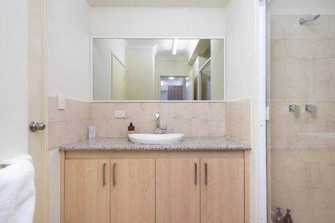 Oversized Eastend Sleeps 6 Free PARKING+POOL WIFI - Accommodation Yamba 26