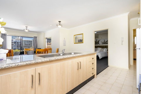 Oversized Eastend Sleeps 6 Free PARKING+POOL WIFI - Accommodation Yamba 4