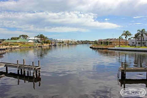 Waterside Canal Dreams - Accommodation Yamba 2