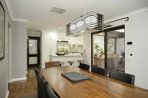 Marcus Villa Booragoon - Accommodation Yamba 13