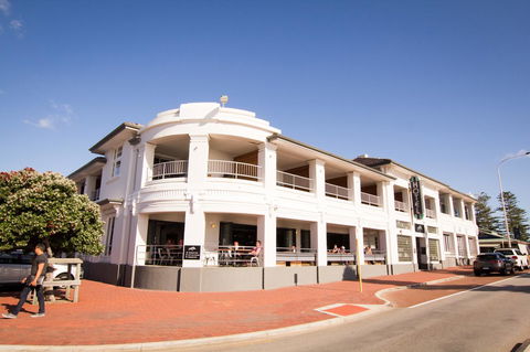 Cottesloe Beach Hotel - Accommodation Yamba 0