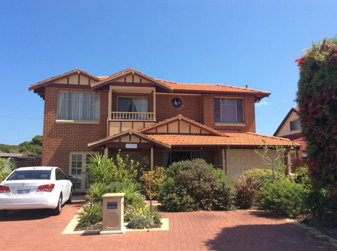Crossland House - Accommodation Yamba 0