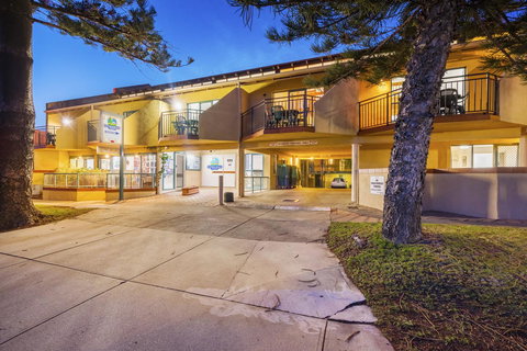 Cottesloe Beach Chalets - Accommodation Yamba 6