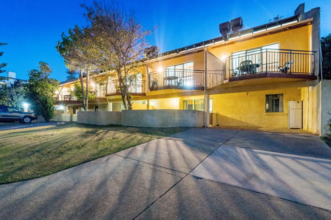 Cottesloe Beach Chalets - Accommodation Yamba 2