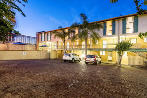 Cottesloe Beach Chalets - Accommodation Yamba 9