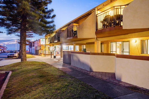 Cottesloe Beach Chalets - Accommodation Yamba 4