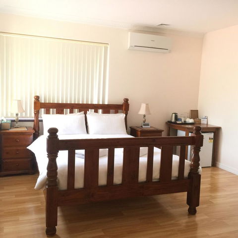 The Royal Dolphin Bed & Breakfast Safety Bay - Accommodation Yamba 4