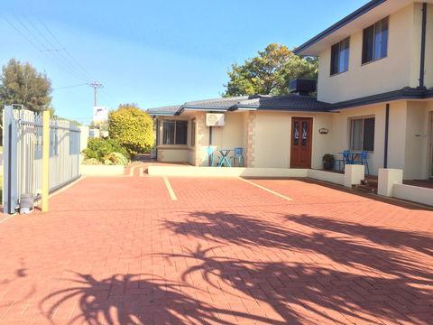 The Royal Dolphin Bed & Breakfast Safety Bay - Accommodation Yamba 7