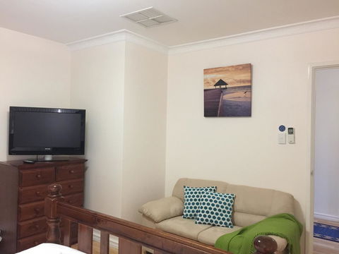 The Royal Dolphin Bed & Breakfast Safety Bay - Accommodation Yamba 30