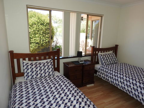 The Royal Dolphin Bed & Breakfast Safety Bay - Accommodation Yamba 16