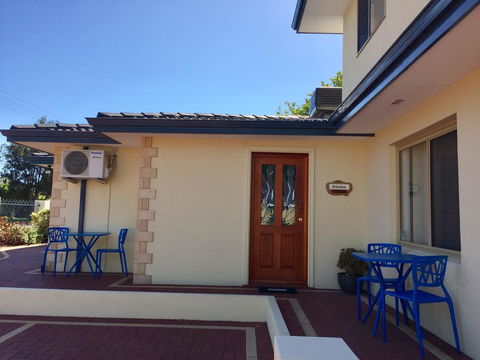 The Royal Dolphin Bed & Breakfast Safety Bay - Accommodation Yamba 25