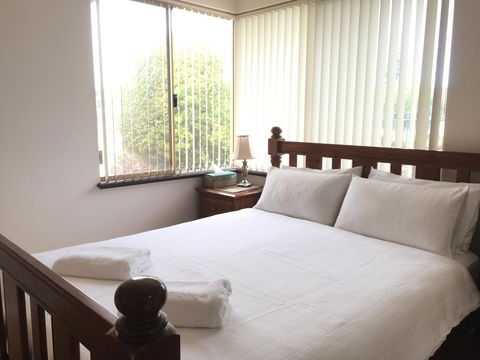 The Royal Dolphin Bed & Breakfast Safety Bay - Accommodation Yamba 5