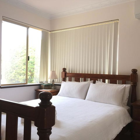 The Royal Dolphin Bed & Breakfast Safety Bay - Accommodation Yamba 3