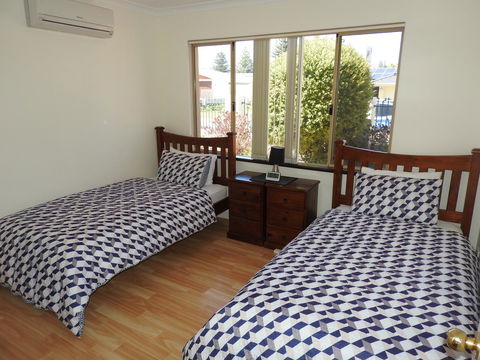 The Royal Dolphin Bed & Breakfast Safety Bay - Accommodation Yamba 15