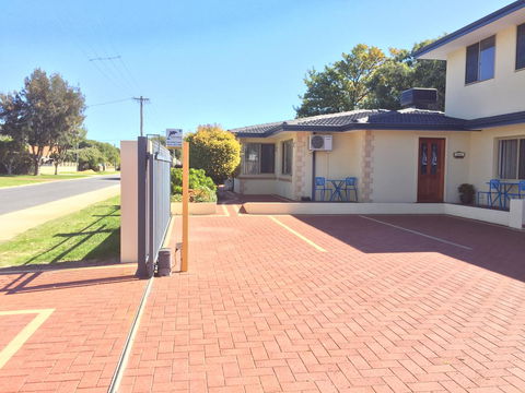 The Royal Dolphin Bed & Breakfast Safety Bay - Accommodation Yamba 0