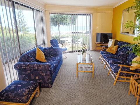 Scarborough & Absolutely Beachfront - Accommodation Yamba 4