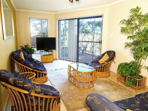 Scarborough & Absolutely Beachfront - Accommodation Yamba 10