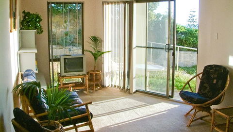 Scarborough & Absolutely Beachfront - Accommodation Yamba 8