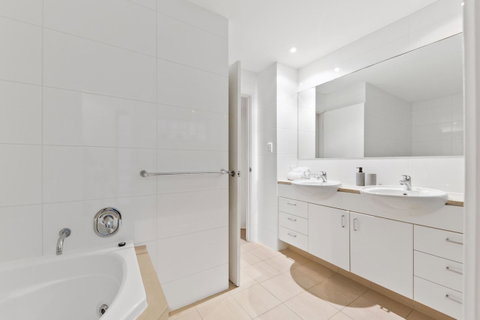 The Executive Penthouse - Accommodation Yamba 10