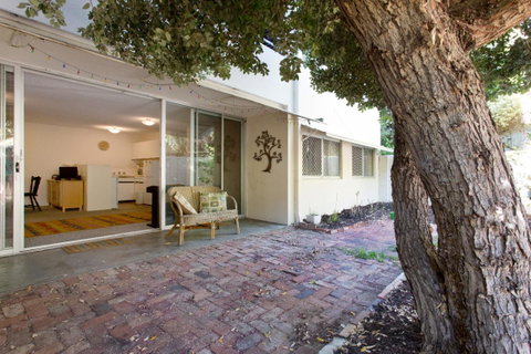 Retro Central Claremont Oasis - Accommodation Yamba 1