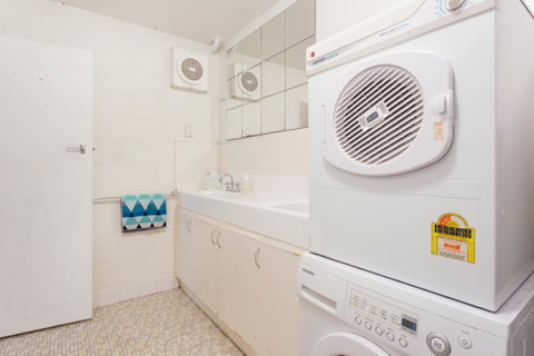 Retro Central Claremont Oasis - Accommodation Yamba 10