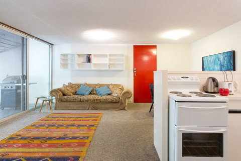 Retro Central Claremont Oasis - Accommodation Yamba 4