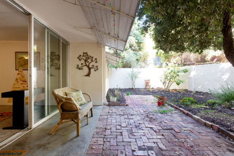 Retro Central Claremont Oasis - Accommodation Yamba 6
