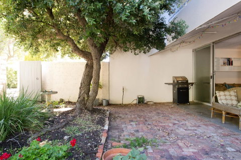 Retro Central Claremont Oasis - Accommodation Yamba 5